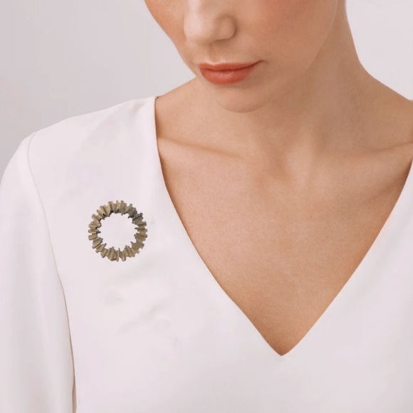 Vintage Brushed Gold Circle Wreath Antique Brooch Pin - Picture 2 of 3